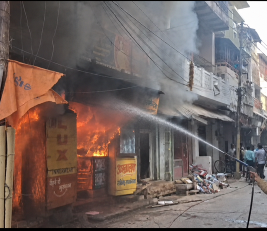 धुंधी कटरा के कपड़ा शोरूम में भीषण आग, एक घंटे बाद भी नहीं पाया जा सका काबू