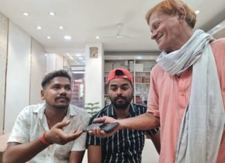 खोया मोबाइल पाकर चेहरे पर लौटी चमक ,मिर्जापुर