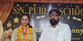 नीट परीक्षा में सफलता पर एस.एन. पब्लिक स्कूल की छात्रा सोनम मौर्य का हुआ सम्मान