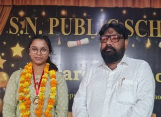 नीट परीक्षा में सफलता पर एस.एन. पब्लिक स्कूल की छात्रा सोनम मौर्य का हुआ सम्मान