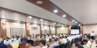 UPTET-2026 की तैयारियों की समीक्षा, डीएम-एसपी ने दिए नकलविहीन परीक्षा के निर्देश