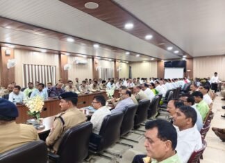 UPTET-2026 की तैयारियों की समीक्षा, डीएम-एसपी ने दिए नकलविहीन परीक्षा के निर्देश