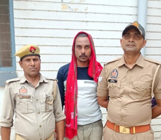 वाहन चोरी का खुलासा: अंतरजनपदीय शातिर चोर गिरफ्तार, चोरी का टेम्पो बरामद
