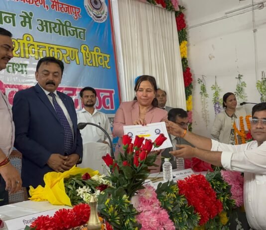 मिर्जापुर के 9 गांव बने मुकदमा विहीन, ग्राम प्रधानों को किया गया सम्मानित