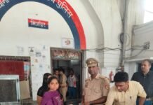 मिर्जापुर रेलवे स्टेशन से गुम हुए 105 मोबाइल बरामद, 55 लोगों को सौंपे गए मोबाइल