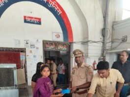 मिर्जापुर रेलवे स्टेशन से गुम हुए 105 मोबाइल बरामद, 55 लोगों को सौंपे गए मोबाइल