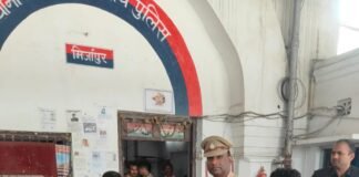 मिर्जापुर रेलवे स्टेशन से गुम हुए 105 मोबाइल बरामद, 55 लोगों को सौंपे गए मोबाइल