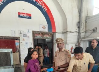 मिर्जापुर रेलवे स्टेशन से गुम हुए 105 मोबाइल बरामद, 55 लोगों को सौंपे गए मोबाइल