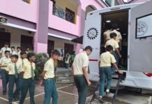 बजाज एजुकेशन सेंटर में पहुंची विज्ञान बस