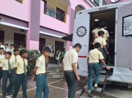 बजाज एजुकेशन सेंटर में पहुंची विज्ञान बस