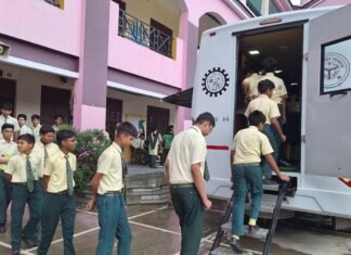 बजाज एजुकेशन सेंटर में पहुंची विज्ञान बस