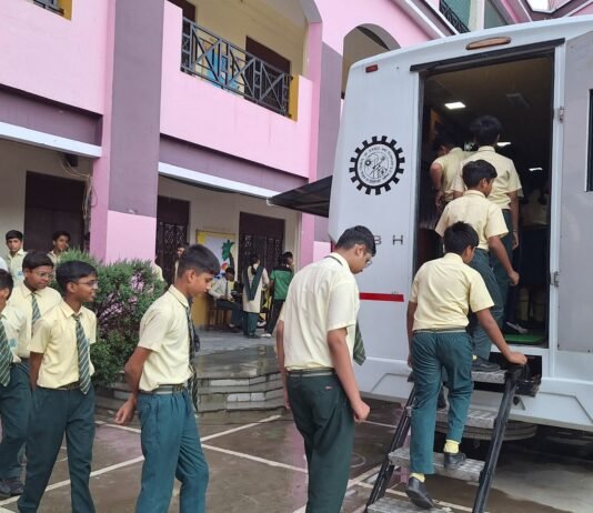 बजाज एजुकेशन सेंटर में पहुंची विज्ञान बस