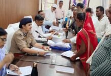 सम्पूर्ण समाधान दिवस में मंडलायुक्त व डीआईजी ने सुनीं जनसमस्याएं, गुणवत्तापूर्ण निस्तारण के दिए निर्देश