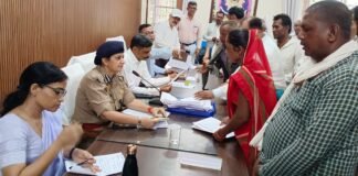 सम्पूर्ण समाधान दिवस में मंडलायुक्त व डीआईजी ने सुनीं जनसमस्याएं, गुणवत्तापूर्ण निस्तारण के दिए निर्देश