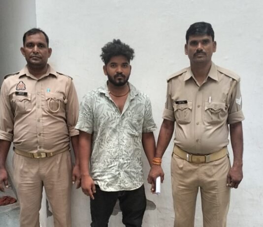 एक किलो से अधिक चरस के साथ तस्कर गिरफ्तार