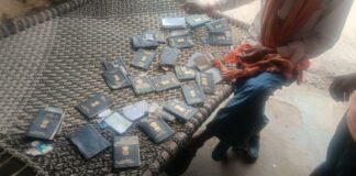 मिर्जापुर के एक तालाब से निकली रहस्यमयी बोरी, अंदर मिले 31 पासपोर्ट