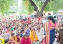 मिर्जापुर मुख्यालय पर प्रदर्शन,आशा और आशा संगिनी कर्मचारियों ने मुख्यमंत्री को भेजा मांग पत्र