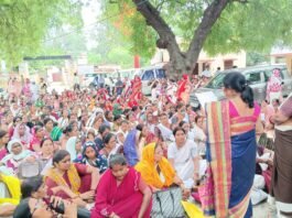 मिर्जापुर मुख्यालय पर प्रदर्शन,आशा और आशा संगिनी कर्मचारियों ने मुख्यमंत्री को भेजा मांग पत्र