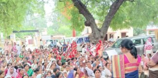 मिर्जापुर मुख्यालय पर प्रदर्शन,आशा और आशा संगिनी कर्मचारियों ने मुख्यमंत्री को भेजा मांग पत्र