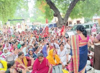 मिर्जापुर मुख्यालय पर प्रदर्शन,आशा और आशा संगिनी कर्मचारियों ने मुख्यमंत्री को भेजा मांग पत्र