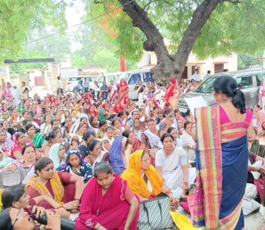 मिर्जापुर मुख्यालय पर प्रदर्शन,आशा और आशा संगिनी कर्मचारियों ने मुख्यमंत्री को भेजा मांग पत्र
