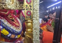 दिल्ली की मुख्यमंत्री रेखा गुप्ता ने मां विंध्यवासिनी के दरबार में टेका माथा, की पूजा-अर्चना