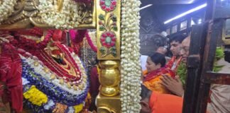 दिल्ली की मुख्यमंत्री रेखा गुप्ता ने मां विंध्यवासिनी के दरबार में टेका माथा, की पूजा-अर्चना