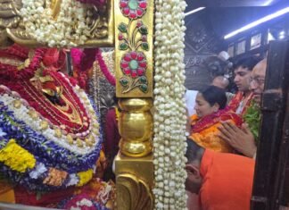 दिल्ली की मुख्यमंत्री रेखा गुप्ता ने मां विंध्यवासिनी के दरबार में टेका माथा, की पूजा-अर्चना