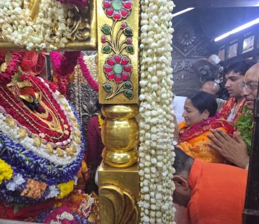 दिल्ली की मुख्यमंत्री रेखा गुप्ता ने मां विंध्यवासिनी के दरबार में टेका माथा, की पूजा-अर्चना