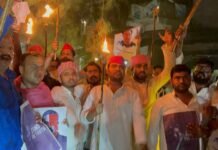 मिर्जापुर में अखिलेश यादव की गिरफ्तारी के विरोध मेें निकाला मशाल जुलूस