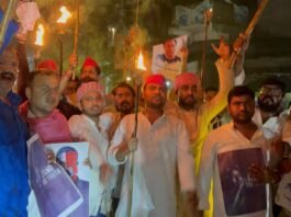 मिर्जापुर में अखिलेश यादव की गिरफ्तारी के विरोध मेें निकाला मशाल जुलूस