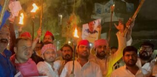 मिर्जापुर में अखिलेश यादव की गिरफ्तारी के विरोध मेें निकाला मशाल जुलूस