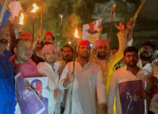 मिर्जापुर में अखिलेश यादव की गिरफ्तारी के विरोध मेें निकाला मशाल जुलूस