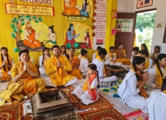 डॉ. सरला सर्राफ पब्लिक स्कूल में वैदिक परंपरा के साथ मनाया गया गुरु पूर्णिमा महापर्व