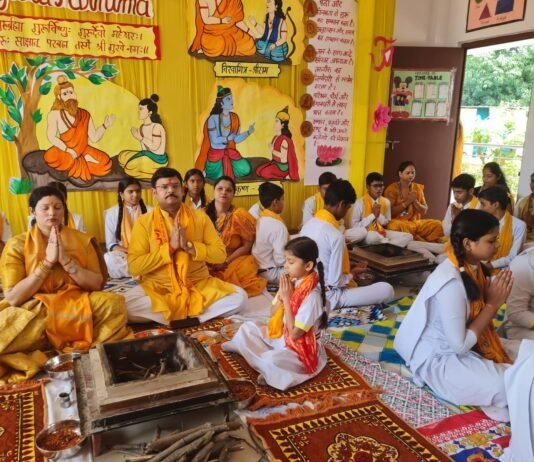 डॉ. सरला सर्राफ पब्लिक स्कूल में वैदिक परंपरा के साथ मनाया गया गुरु पूर्णिमा महापर्व