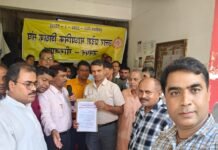 15 सूत्रीय मांगों को लेकर माध्यमिक शिक्षकों का डीआईओएस कार्यालय पर धरना