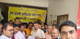 15 सूत्रीय मांगों को लेकर माध्यमिक शिक्षकों का डीआईओएस कार्यालय पर धरना