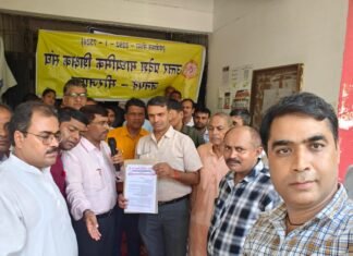 15 सूत्रीय मांगों को लेकर माध्यमिक शिक्षकों का डीआईओएस कार्यालय पर धरना