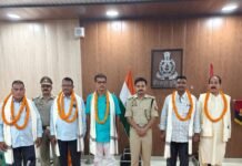 मिर्जापुर में सेवानिवृत्त हुए पांच पुलिसकर्मियों को पुलिस लाइन में दी गई भावभीनी विदाई