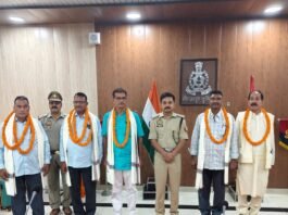 मिर्जापुर में सेवानिवृत्त हुए पांच पुलिसकर्मियों को पुलिस लाइन में दी गई भावभीनी विदाई