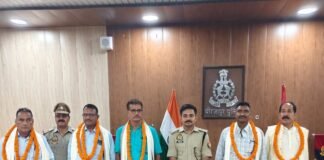 मिर्जापुर में सेवानिवृत्त हुए पांच पुलिसकर्मियों को पुलिस लाइन में दी गई भावभीनी विदाई
