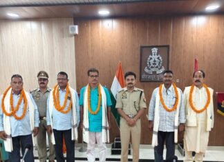 मिर्जापुर में सेवानिवृत्त हुए पांच पुलिसकर्मियों को पुलिस लाइन में दी गई भावभीनी विदाई