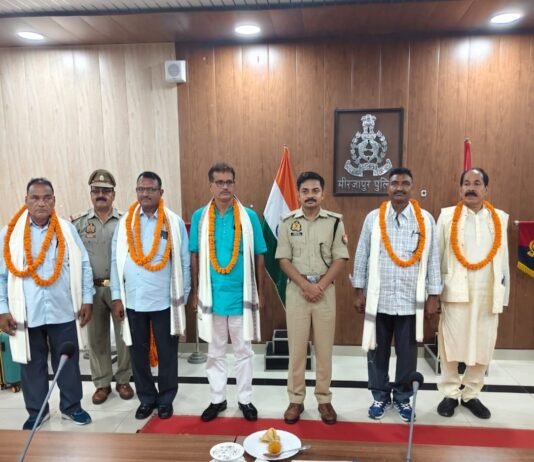 मिर्जापुर में सेवानिवृत्त हुए पांच पुलिसकर्मियों को पुलिस लाइन में दी गई भावभीनी विदाई