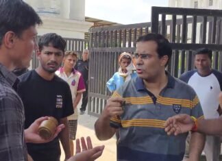 विंध्यवासिनी मेडिकल कॉलेज के छात्रों के नारेबाजी के बाद धरना