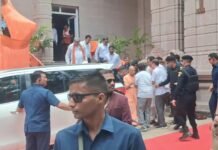 CM योगी के विंध्याचल आगमन पर व्यापारियों ने किया स्वागत, लिया आशीर्वाद