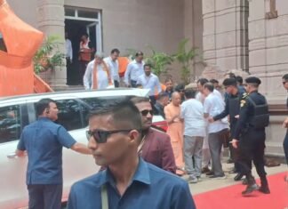 CM योगी के विंध्याचल आगमन पर व्यापारियों ने किया स्वागत, लिया आशीर्वाद