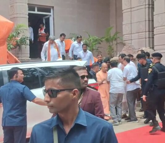 CM योगी के विंध्याचल आगमन पर व्यापारियों ने किया स्वागत, लिया आशीर्वाद