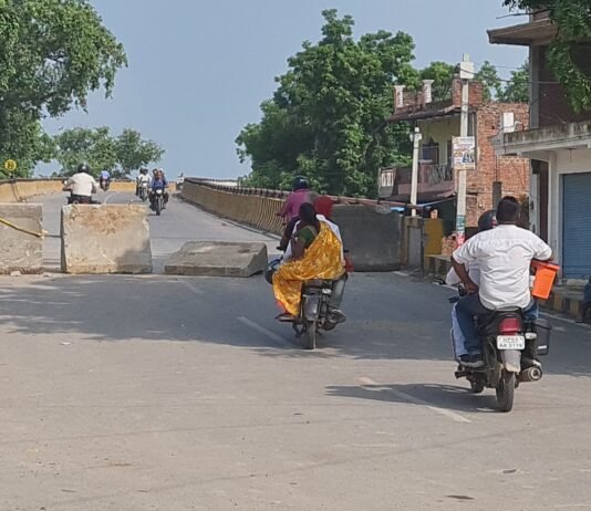 भारी बारिश से आमघाट पुल पर चारपहिया वाहनों का आवागमन बंद, तीन दिन बाद बहाल होने की उम्मीद