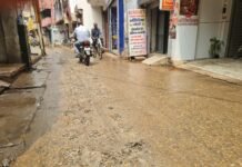 मिर्जापुर की सड़कें बनी मुसीबत त्योहारों में दुकानदारों की भी चिंता बढ़ी