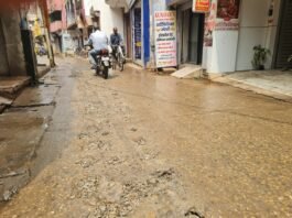 मिर्जापुर की सड़कें बनी मुसीबत त्योहारों में दुकानदारों की भी चिंता बढ़ी